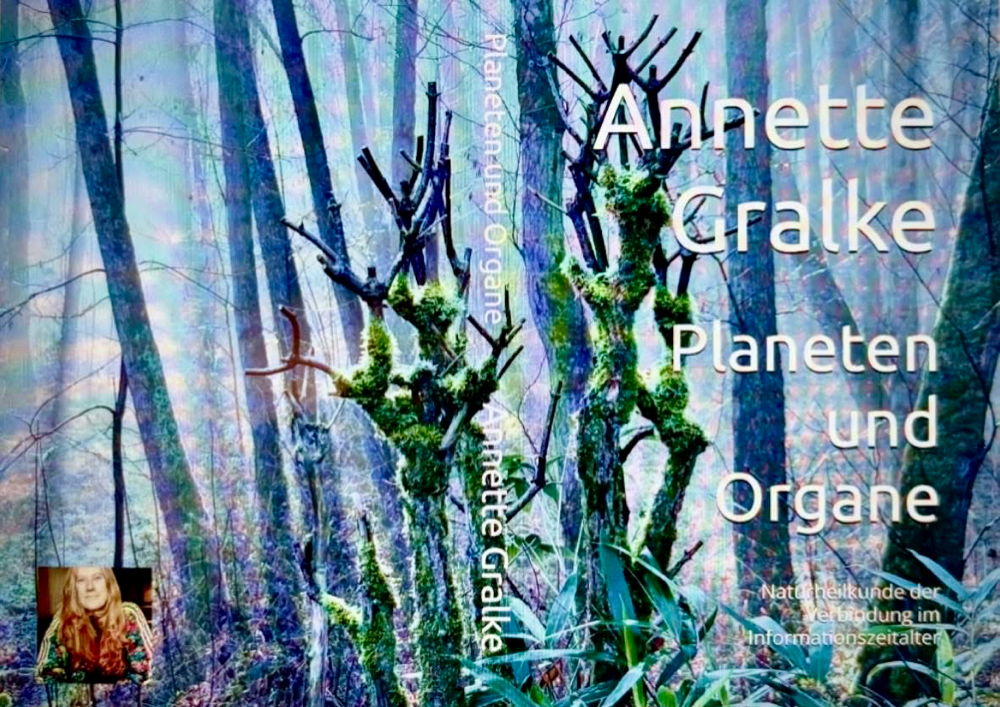 Pressemitteilung „Neue Perspektiven auf Heilung im digitalen Zeitalter“ Annette Gralke veröffentlicht „Planeten und Organe – Naturheilkunde der Verbindung im Informationszeitalter“ Düsseldorf, Februar 2026 – Die Düsseldorfer Körpertherapeutin, Osteopathin und Paarberaterin Annette Gralke hat ihr neues Buch „Planeten und Organe – Naturheilkunde der Verbindung im Informationszeitalter“ veröffentlicht. Das Werk ist ab sofort als eBook über Amazon (Kindle Direct Publishing) sowie als Taschenbuch erhältlich. In einer Zeit zunehmender Digitalisierung, Reizüberflutung und gesundheitlicher Herausforderungen verbindet Gralke in ihrem Buch traditionelle Naturheilkunde mit einem modernen Verständnis von Informationsfeldern, Bewusstsein und Körperintelligenz. Dabei schlägt sie eine Brücke zwischen altem Heilwissen, energetischen Zusammenhängen und den zentralen Fragen unserer Gegenwart. „Wir leben nicht isoliert – weder als Menschen noch als Organe in unserem Körper“, sagt die Autorin. „Alles ist verbunden. Wenn wir beginnen, diese Zusammenhänge zu verstehen, kann Heilung auf einer neuen Ebene entstehen.“ Das Buch richtet sich an: • Menschen mit Interesse an ganzheitlicher Medizin • Therapeutinnen und Therapeuten • spirituell Suchende • Leserinnen und Leser, die Körper, Geist und Bewusstsein neu denken möchten Mit über 39 Jahren Praxiserfahrung in CranioSacral-Therapie, Osteopathie und Paarberatung bringt Annette Gralke sowohl fachliche Kompetenz als auch persönliche Tiefe in ihre Arbeit ein. Ihr Ansatz verbindet medizinisches Wissen mit energetischem Verständnis und spiritueller Erfahrungsdimension. „Planeten und Organe“ lädt dazu ein, den menschlichen Körper nicht nur biochemisch, sondern auch kosmisch und informationell zu betrachten – als Teil eines größeren lebendigen Systems. Das Taschenbuch ist zum Preis von 19,90 € erhältlich, das eBook zum Preis von 8,99 €. ⸻ Über die Autorin Annette Gralke ist erfahrene Körpertherapeutin (CranioSacral-Therapie, Osteopathie), Paarberaterin und Autorin mit Praxis in Düsseldorf und Meerbusch-Lank-Latum. Seit vielen Jahren begleitet sie Menschen in körperlichen, emotionalen und spirituellen Entwicklungsprozessen. Weitere Informationen unter: www.cranioduesseldorf.de