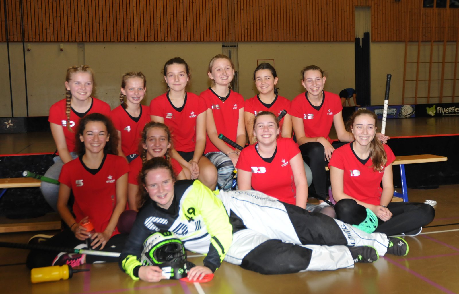 Das Siegerteam im Unihockey der Mädchen von der Kanti Glarus