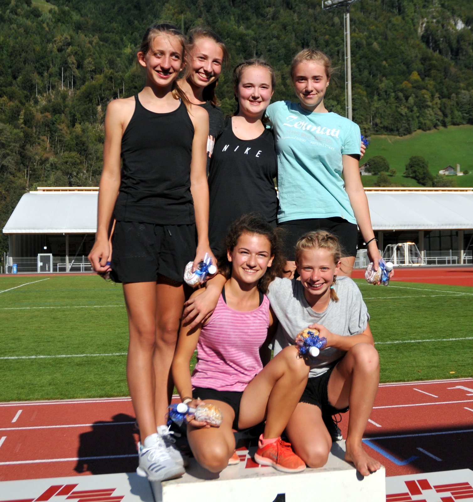 Das Siegerteam im Leichtathletik der Mädchen von der Kanti Glarus