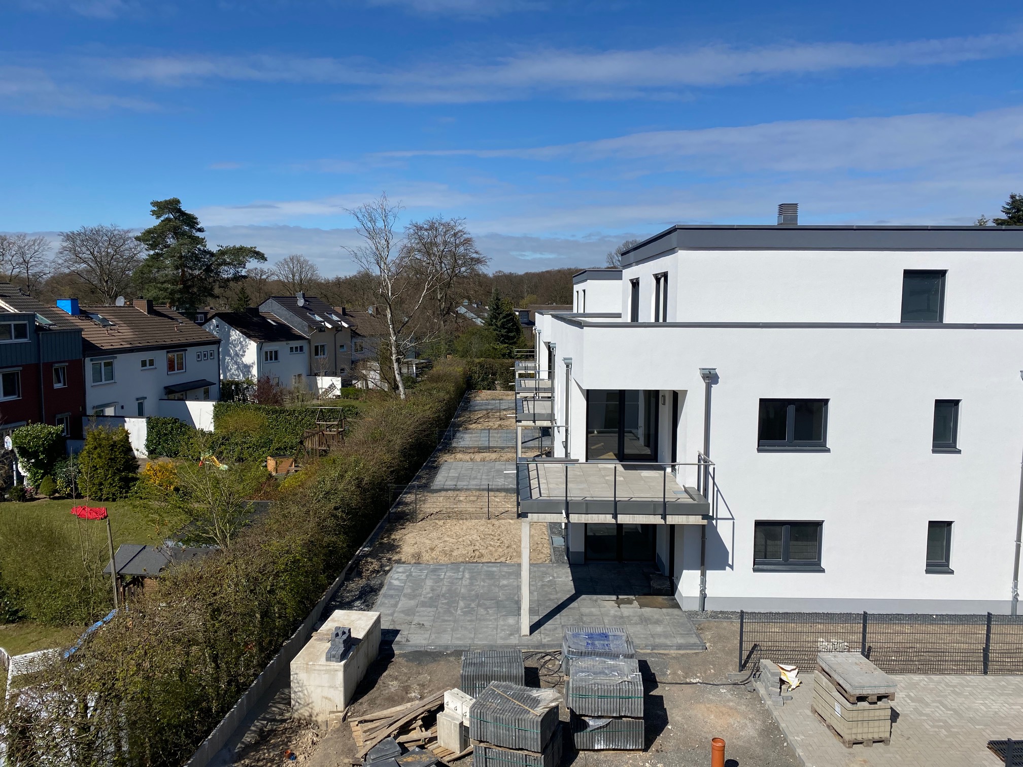 die Gärten und Terrassen der Häuser 1 und 2