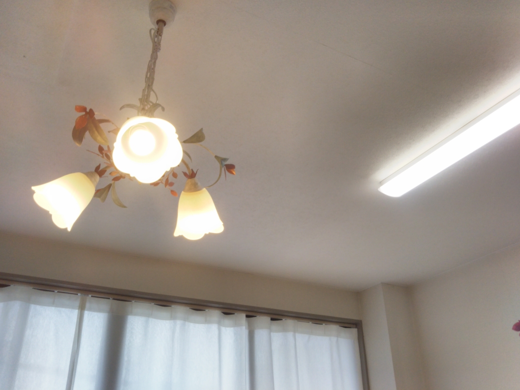 焼津市本町教室の照明はお花です♪
