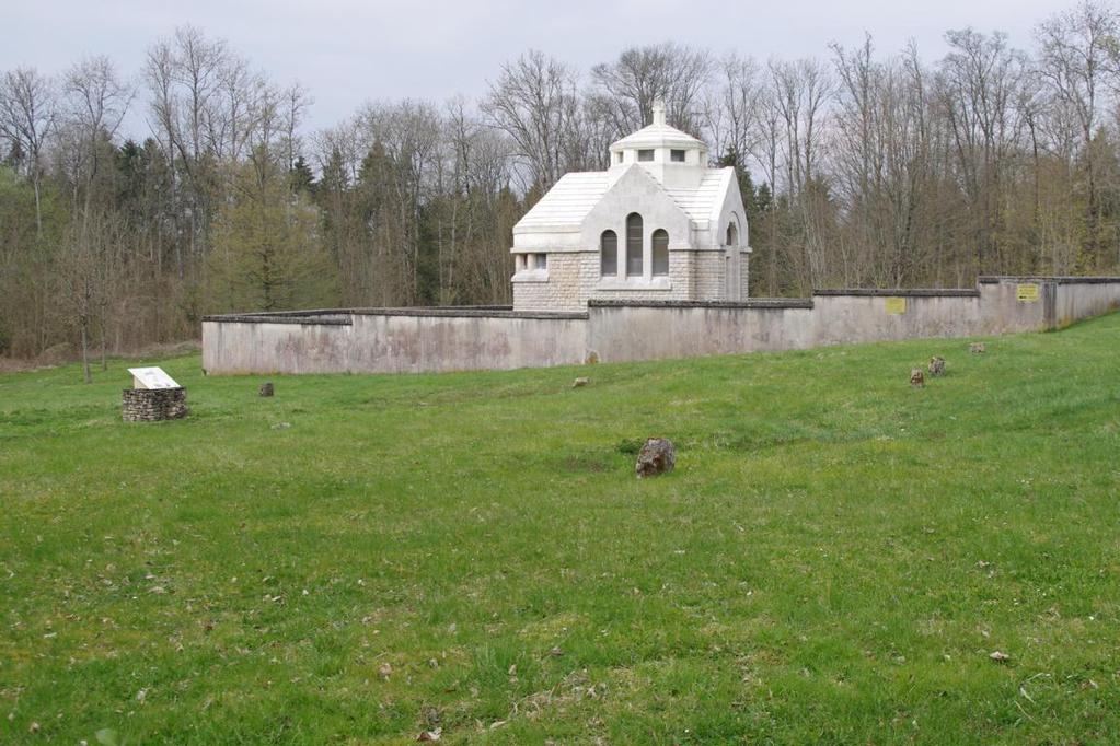 Sie befindet sich an der Stelle der zerstörten Kirche und des früheren Friedhofs, auf dem viele alte Grabsteine wiedergefunden werden konnten