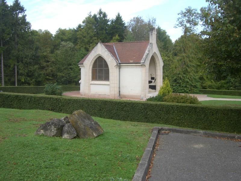 Blick von der ehemaligen Hauptstraße auf die Kapelle