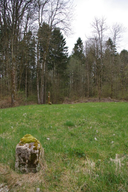 Das Gebiet des völlig zerstörten Dorfs wurde zur "Roten Zone" erklärt: Niemand konnte den Ort ungefährdet betreten. Überall lauerte Explosions- und Vergiftungsgefahr. Der total verseuchte Boden wurde später mit Fichten bepflanzt