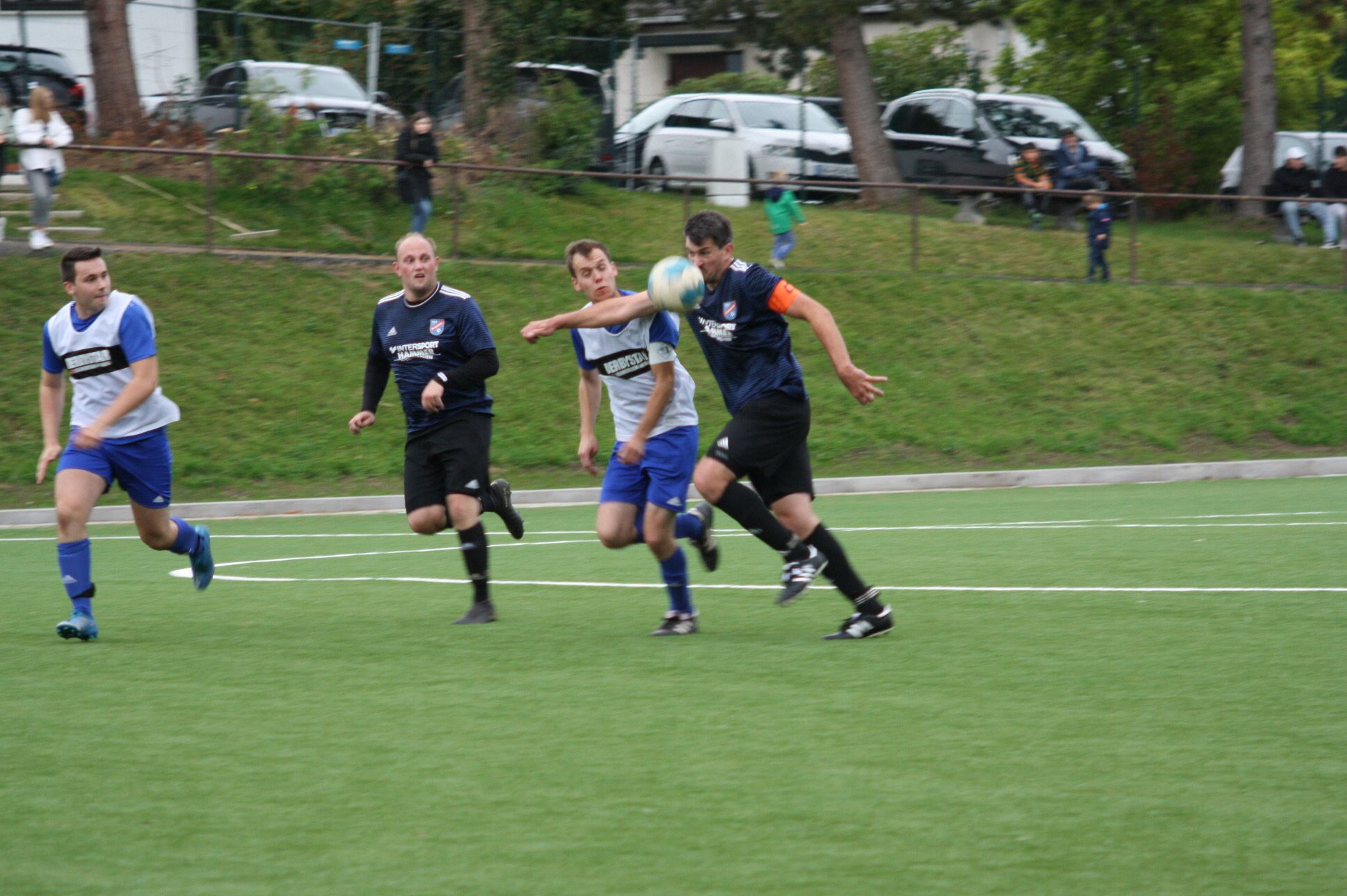 Daniel Schneider im Mittelfeld am Ball.