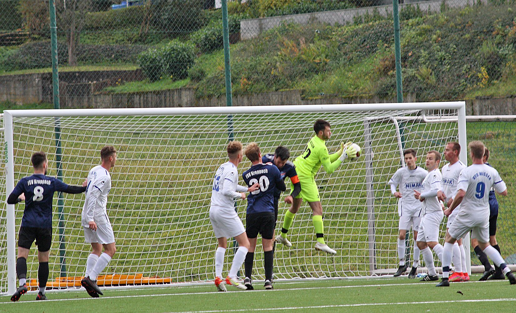 Der Wissener Keeper packt bei einer Flanke zu.