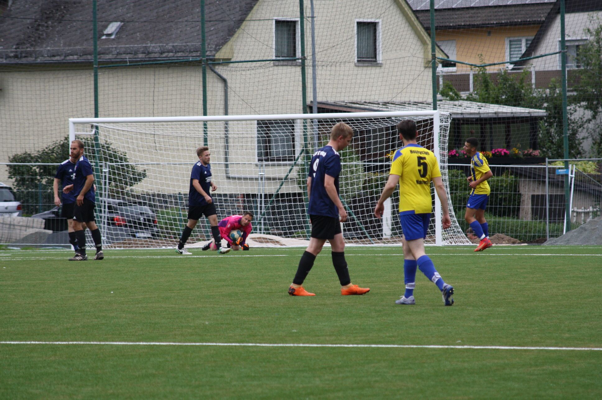 Keeper Robin Ortlieb packt sicher zu.