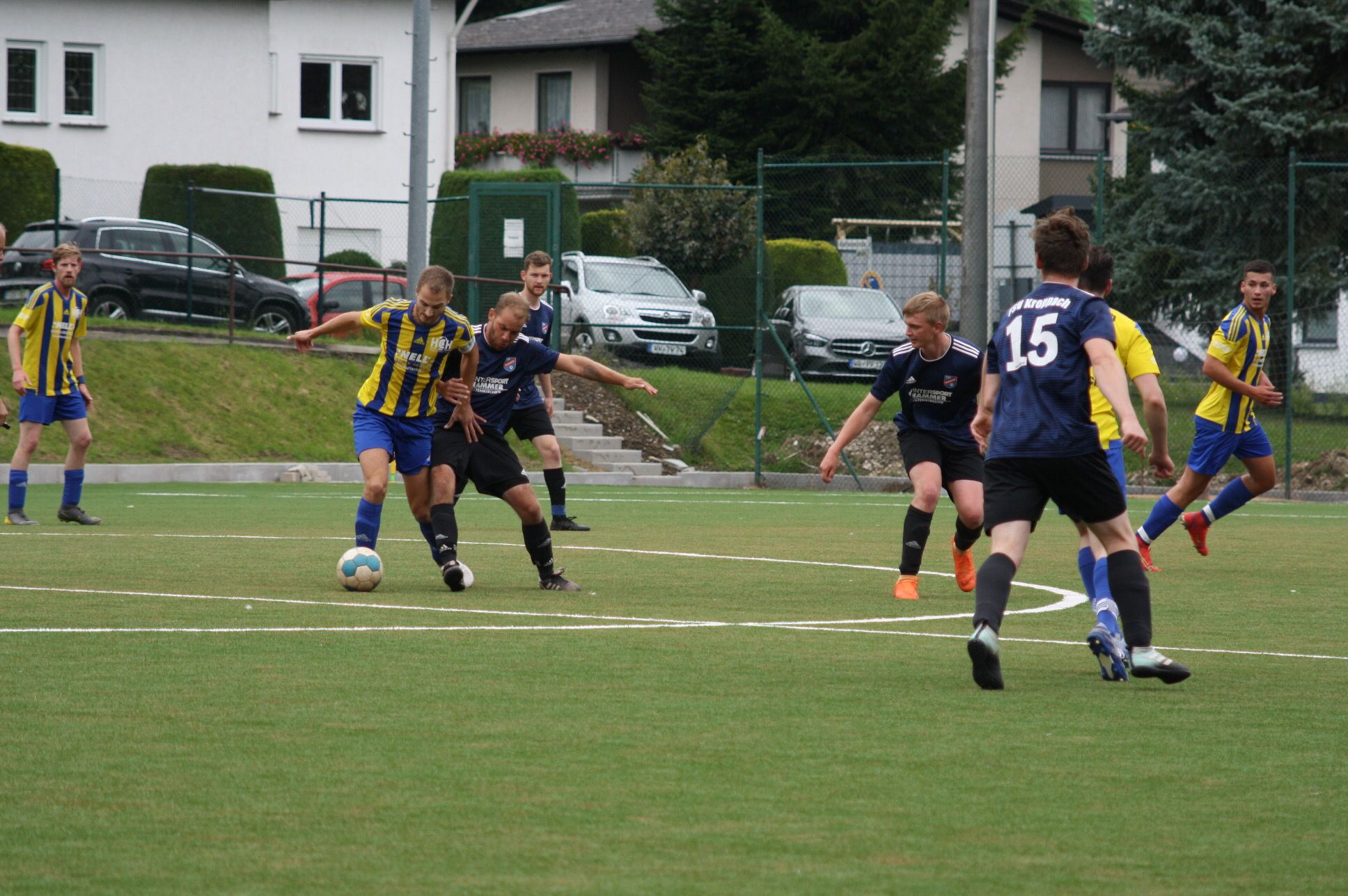 Umkämpftes Spiel im Mittelfeld.