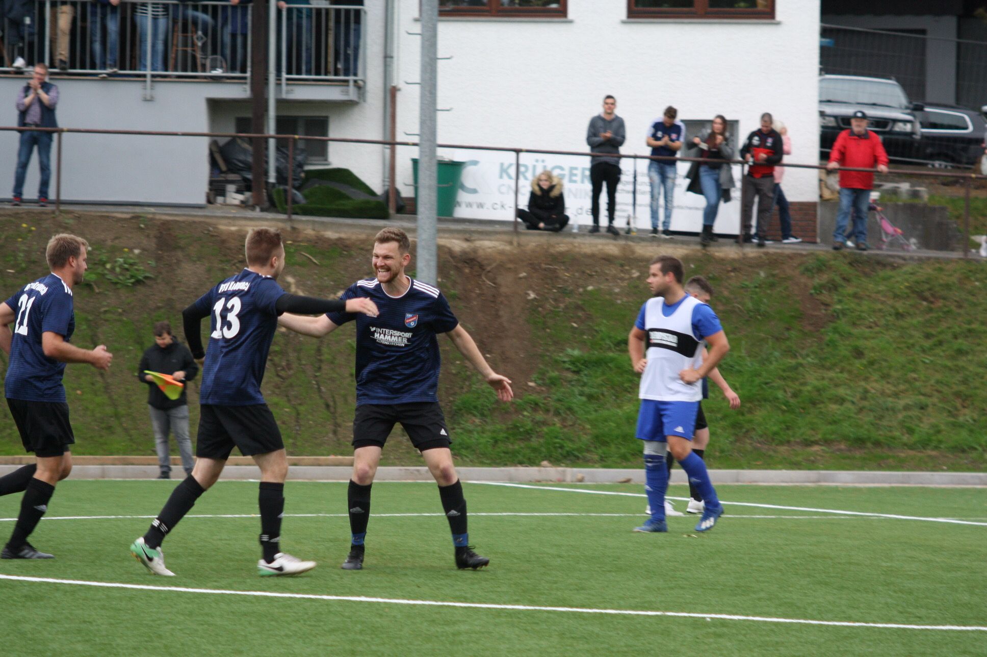 Lars Böhning gratuliert Niklas Etzbach zu seinem ersten Saisontreffer.