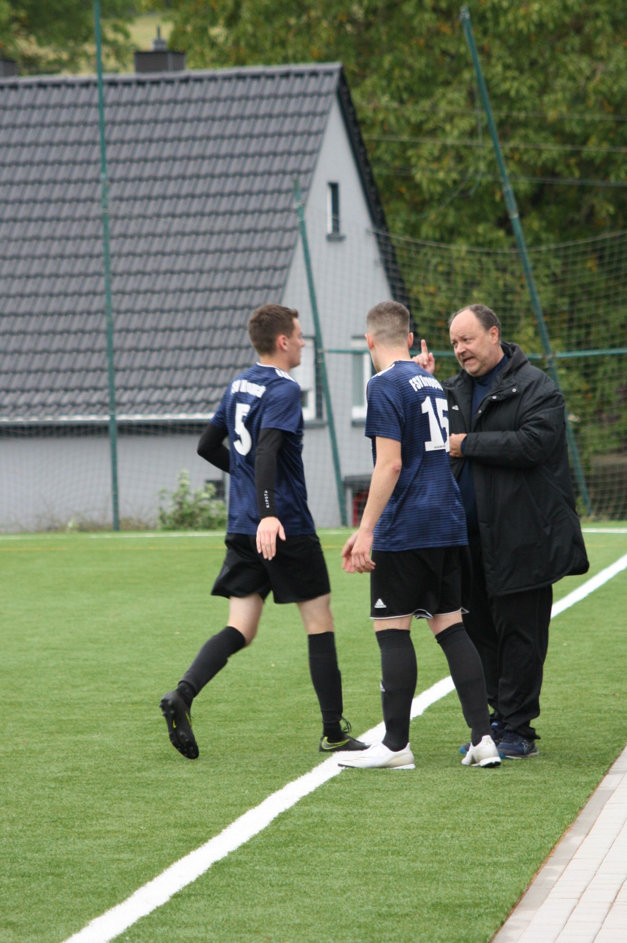 Trainer Dirk Liebscher mit taktischen Anweisungen.