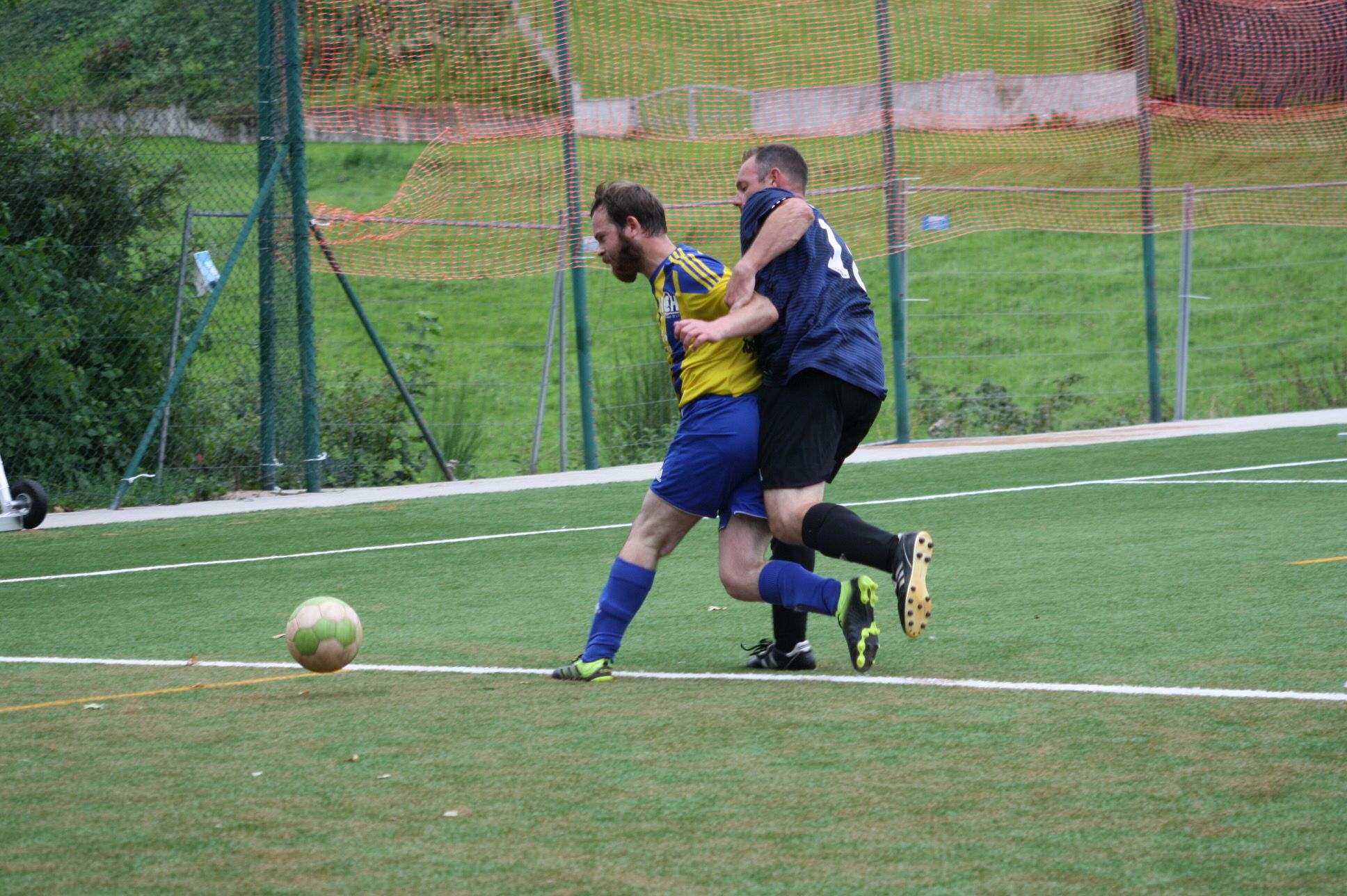 Florian Neumann im Duell mit einem Harbacher Verteidiger.