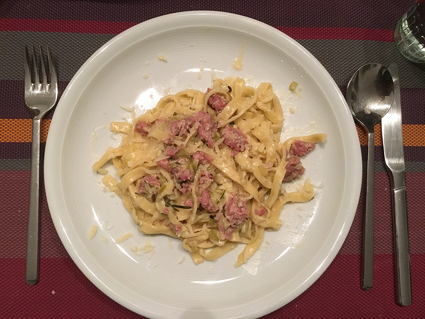 Rahm und die Hälfte der Bouillon beigeben. Sauce einköcheln. Mit Pfeffer und Salz abschmecken. Zugedeckt einige Minuten weiterköcheln lassen. Am Schluss, Tagliatelle und wenn nötig etwas Wasser hinzufügen. Mit Parmesan bestreuen.