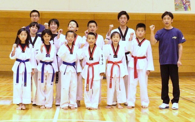 クマモトテコンドーアカデミー選手団と朴先生＆西村先生