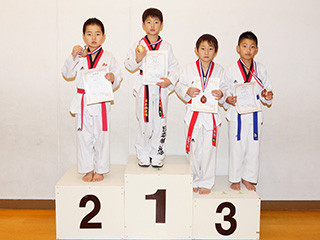 住 日向選手 3位 (右から2番目)