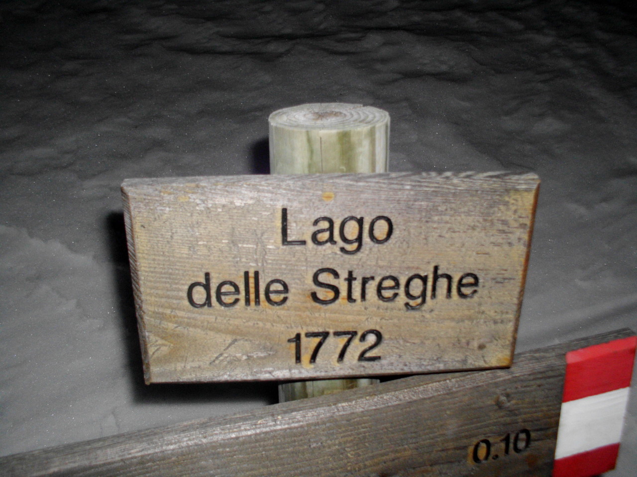 Il cartello al Lago delle Streghe