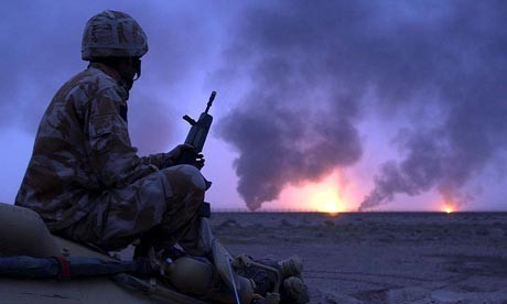 Un soldat britannique devant des champs pétroliers irakiens en feu, en 2003