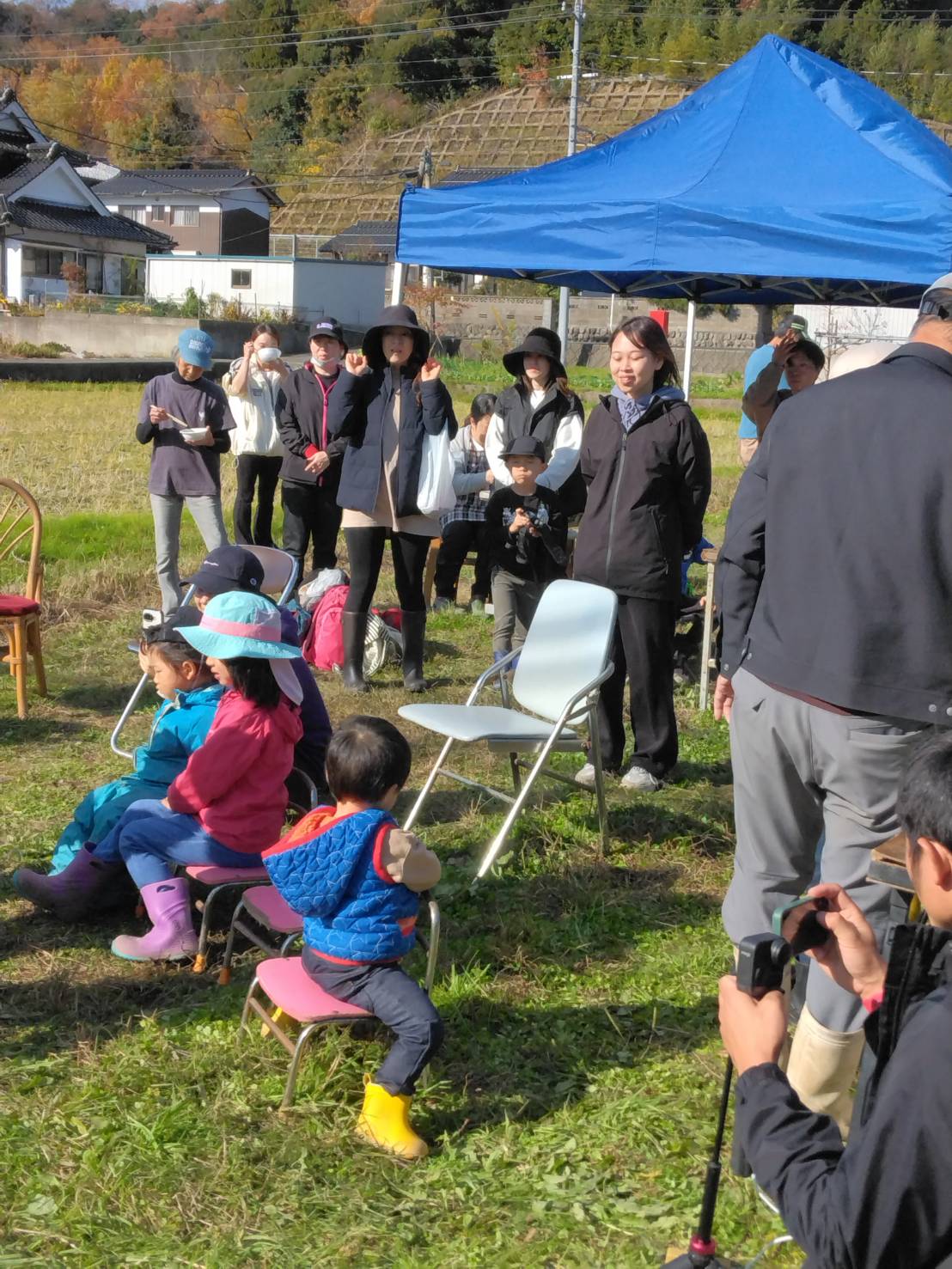 マリオネット麒麟獅子に見入る子どもたち