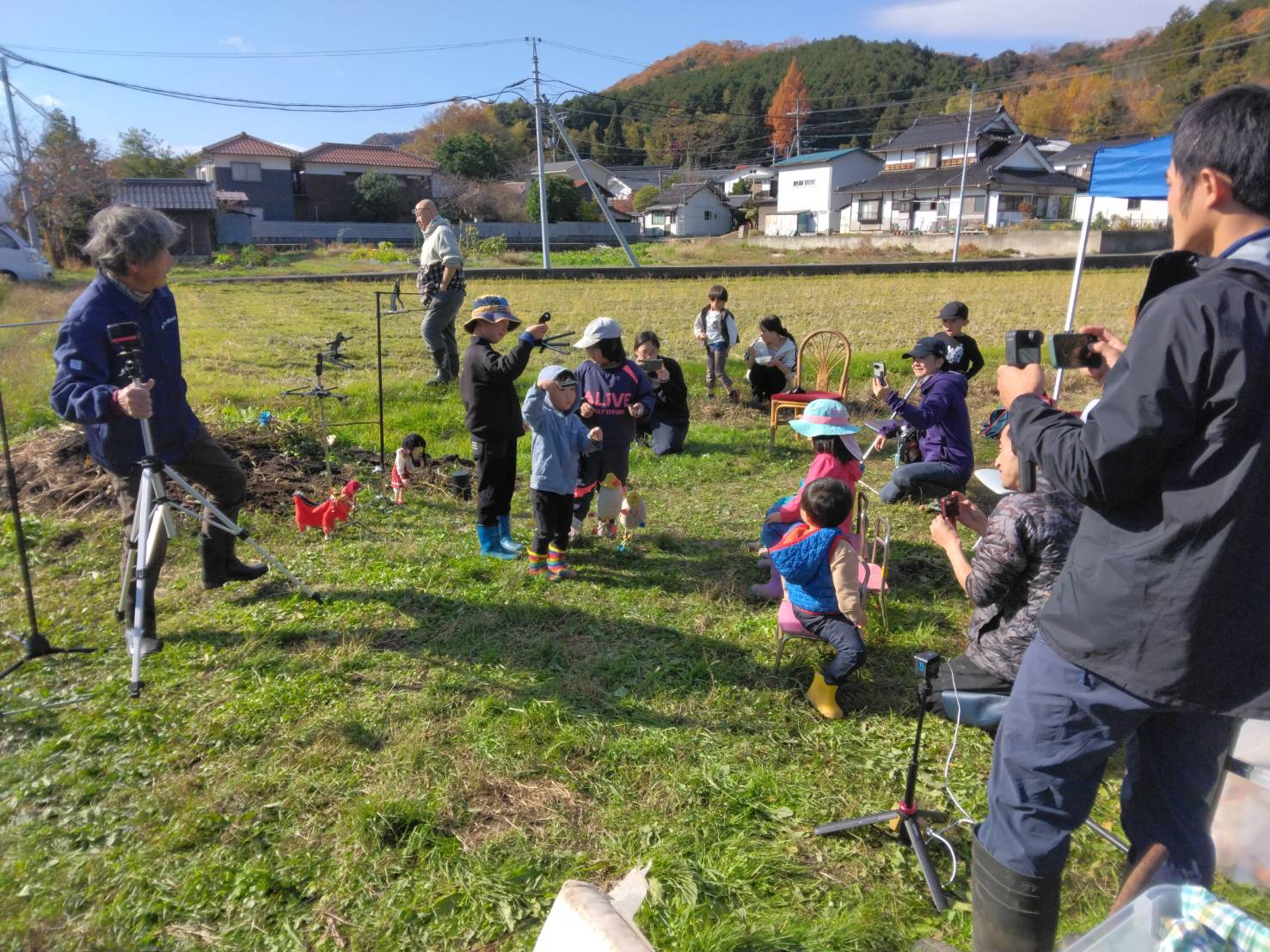 子どもたちは人形遣いに変身です