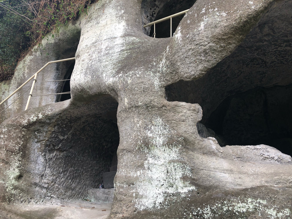 砂岩に掘られた仏の回廊