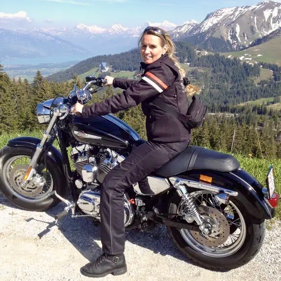 Auch auf dem Motorrad fühlt Monika sich mittlerweile wieder sehr wohl (Bild mit dankbarer Genehmigung von Monika Gut).