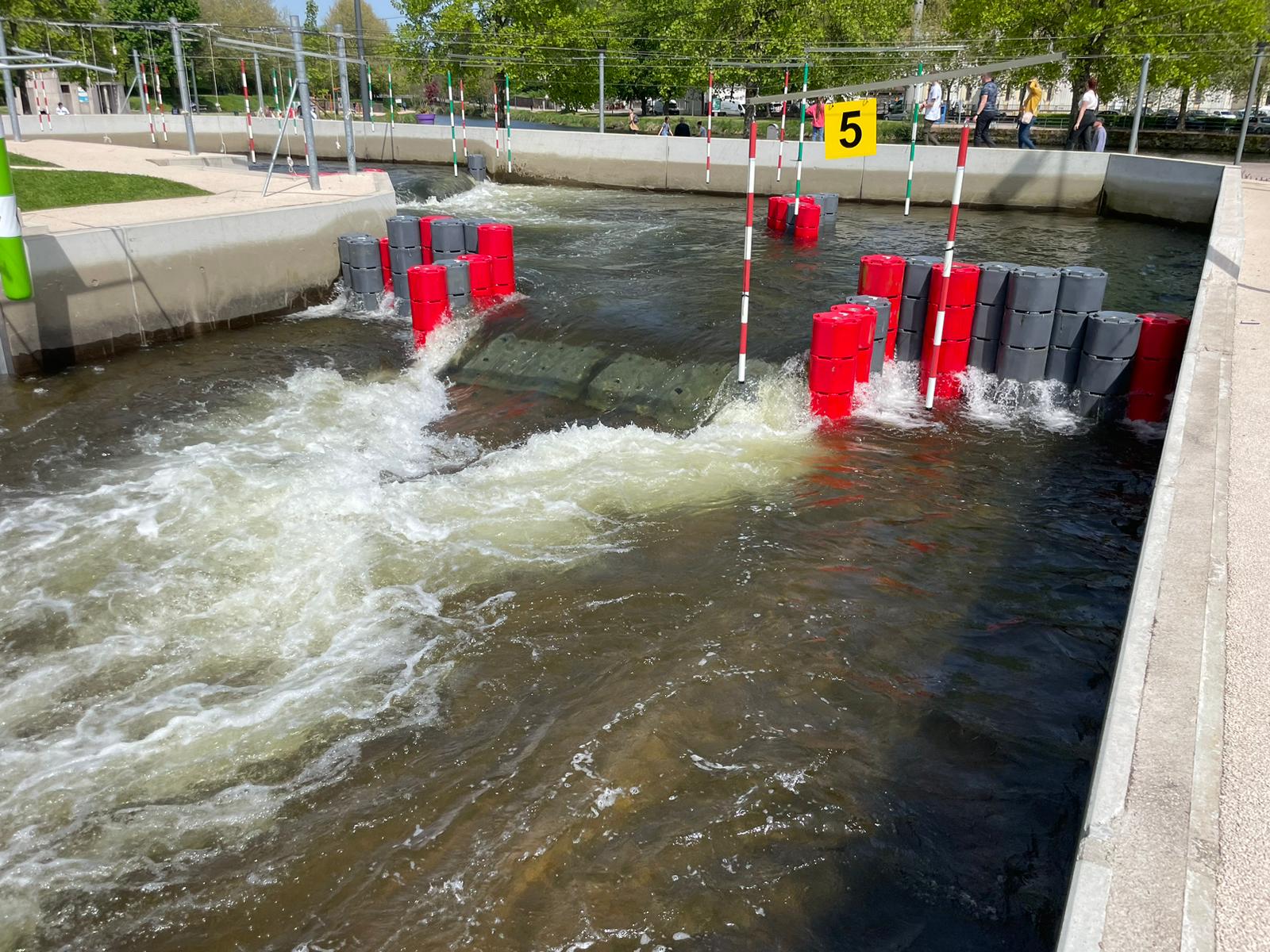 obstacles de rivière artificielle en eau