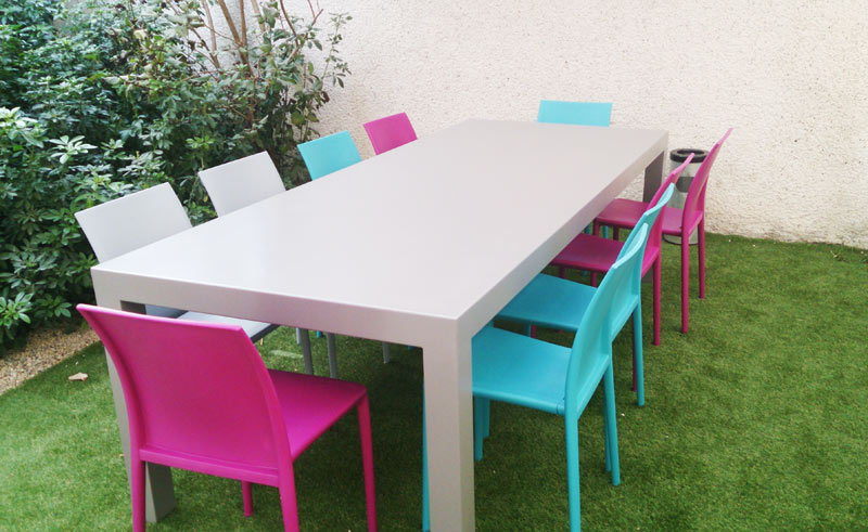 table de jardin moderne laquée