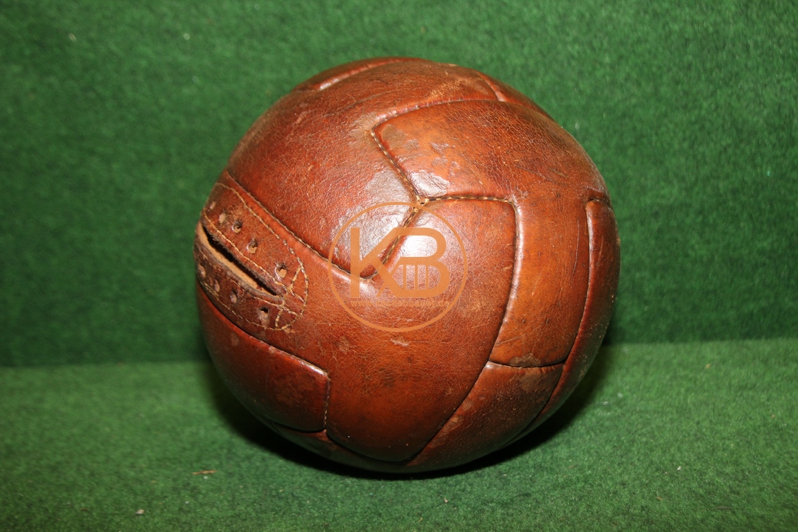 Alter Fußball, das sogennate T-Modell, aus Leder vermutlich aus den 1940ern