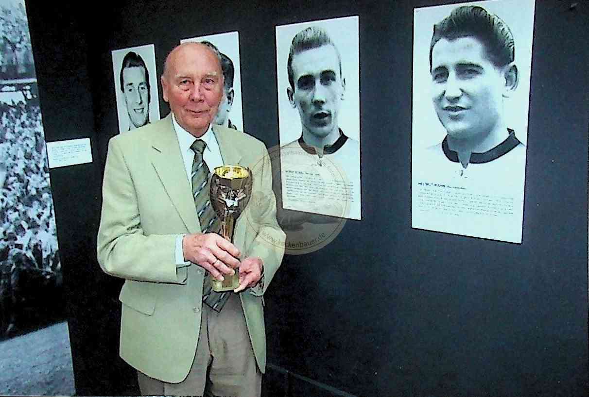 Foto von Horst Eckel mit dem Cup Jules Rimet