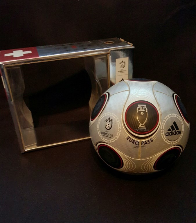 ADIDAS Europass Gloria der offizielle Spielball von der EM 2008 in Österreich und der Schweiz mit Originalverpackung.