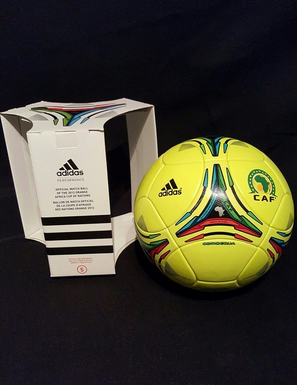ADIDAS Comoequa der offizielle Spielball vom Afrika Cup mit Originalverpackung aus dem Jahr 2012 in Äquatorialguinea und Gabun.