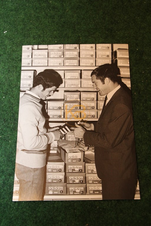 Original Foto von Pitter Danzberg bei der Auswahl neuer Adidas Schuhe.