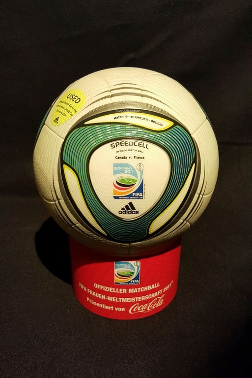 ADIDAS Speedcell der offizielle Spielball von der Frauen WM 2011 in Deutschland hier ein original Ball vom Vorrundenspiel Kanada vs. Frankreich.
