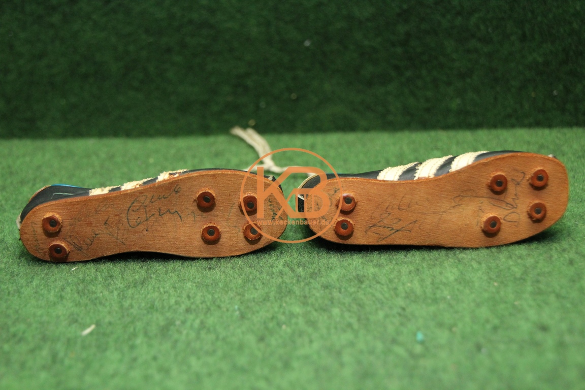 Alte Mini Adidas Fußballschuhe mit den Autogrammen der Weltmeister 1954. 2/2