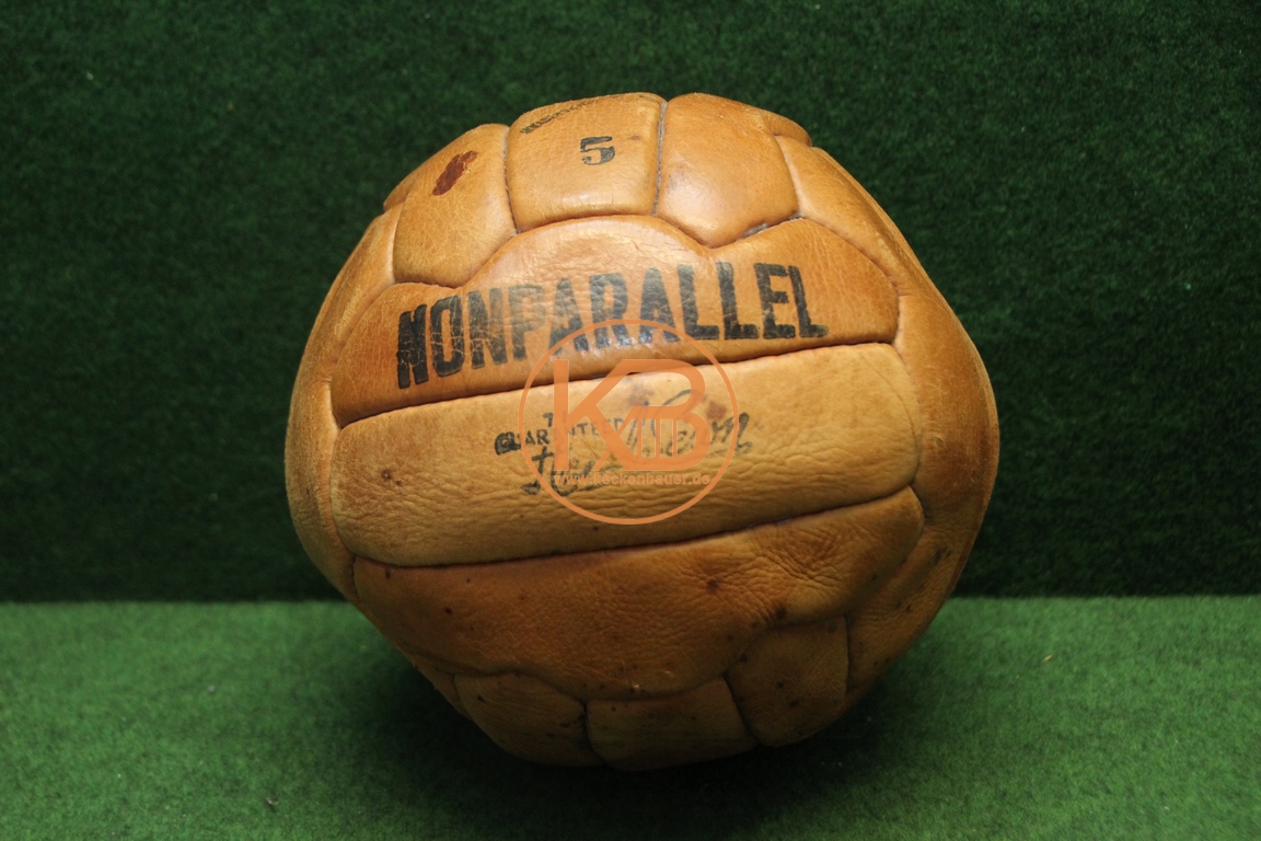 Alter Fußball "Nonparallel" aus Leder vermutlich aus den 1960ern