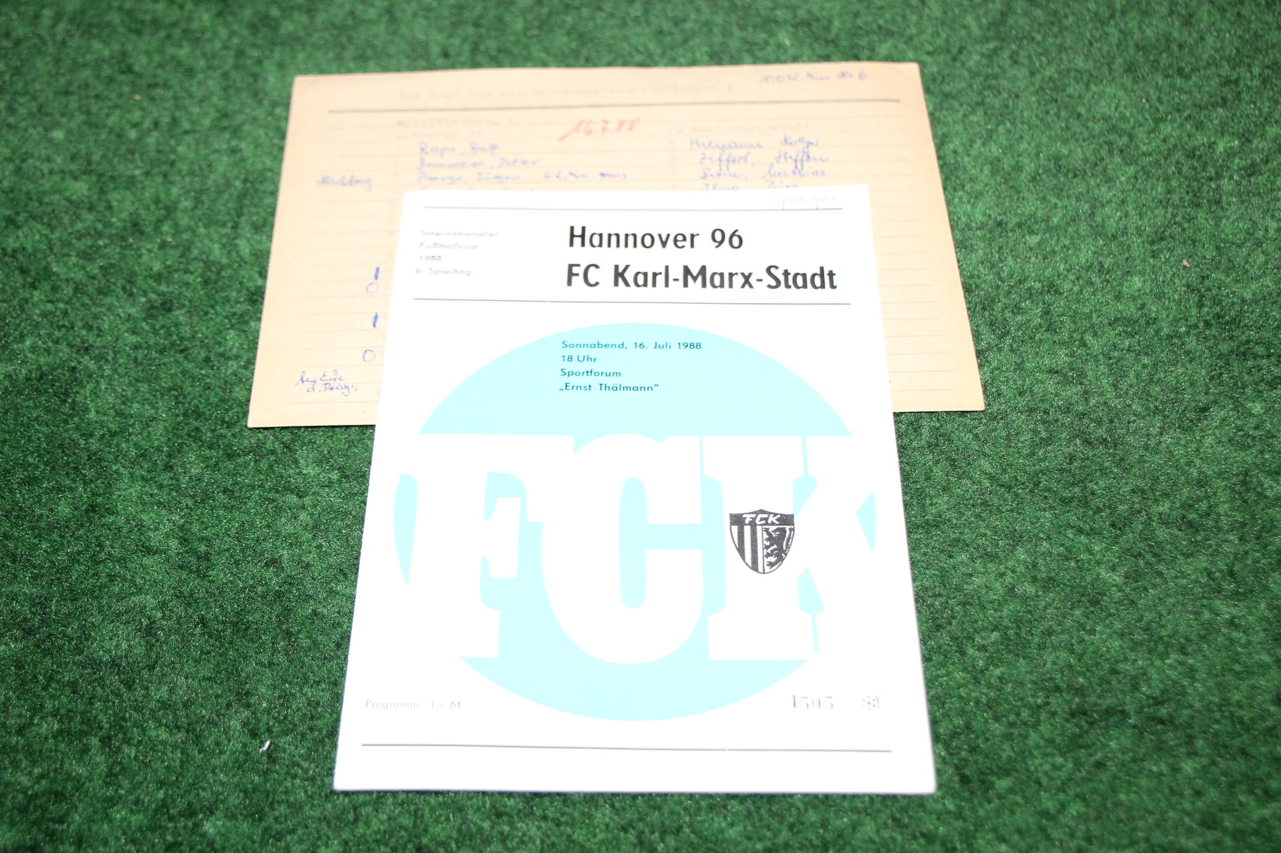 Offizielles Programm von FC Karl-Marx-Stadt (Chemnitzer FC) gegen Hannover 96 inklusiv dem original Aufstellungszettel des damaligen Stadionsprechers.