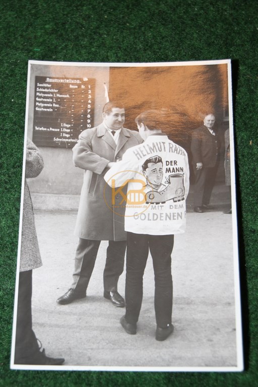 Original Foto von Helmut Rahn und einem Fan mit beeindruckender Fan-Kleidung.