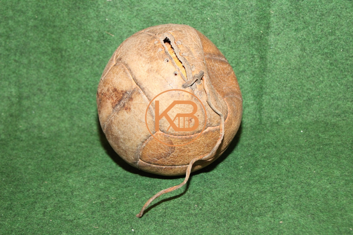 Alter Fußball aus Leder vermutlich aus den 1940ern