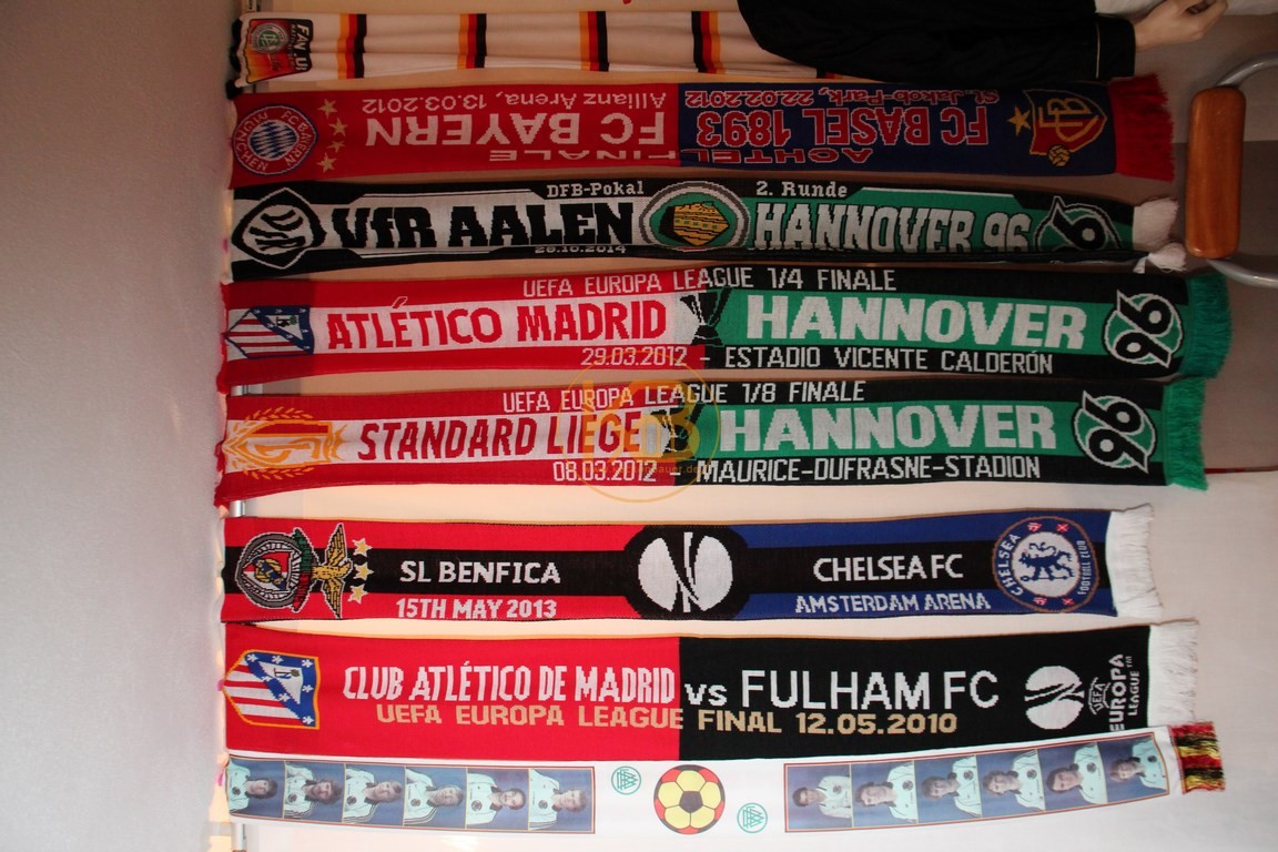 Duel-Schals von den Spielen von Hannover 96 gegen VFR Aalen, Atletico Madrid und Lüttich. Zusätzlich ein Schal des WM Kaders 1982 sowie von den Europa League Final 2010 in Hamburg und 2013 in Amsterdam.