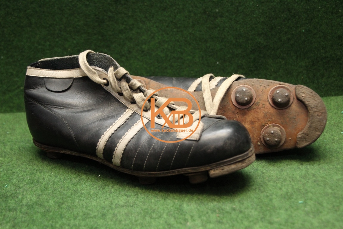 Alte Fußballschuhe mit Stahlkappe und genagelten Stollen aus den 1940er Jahren.