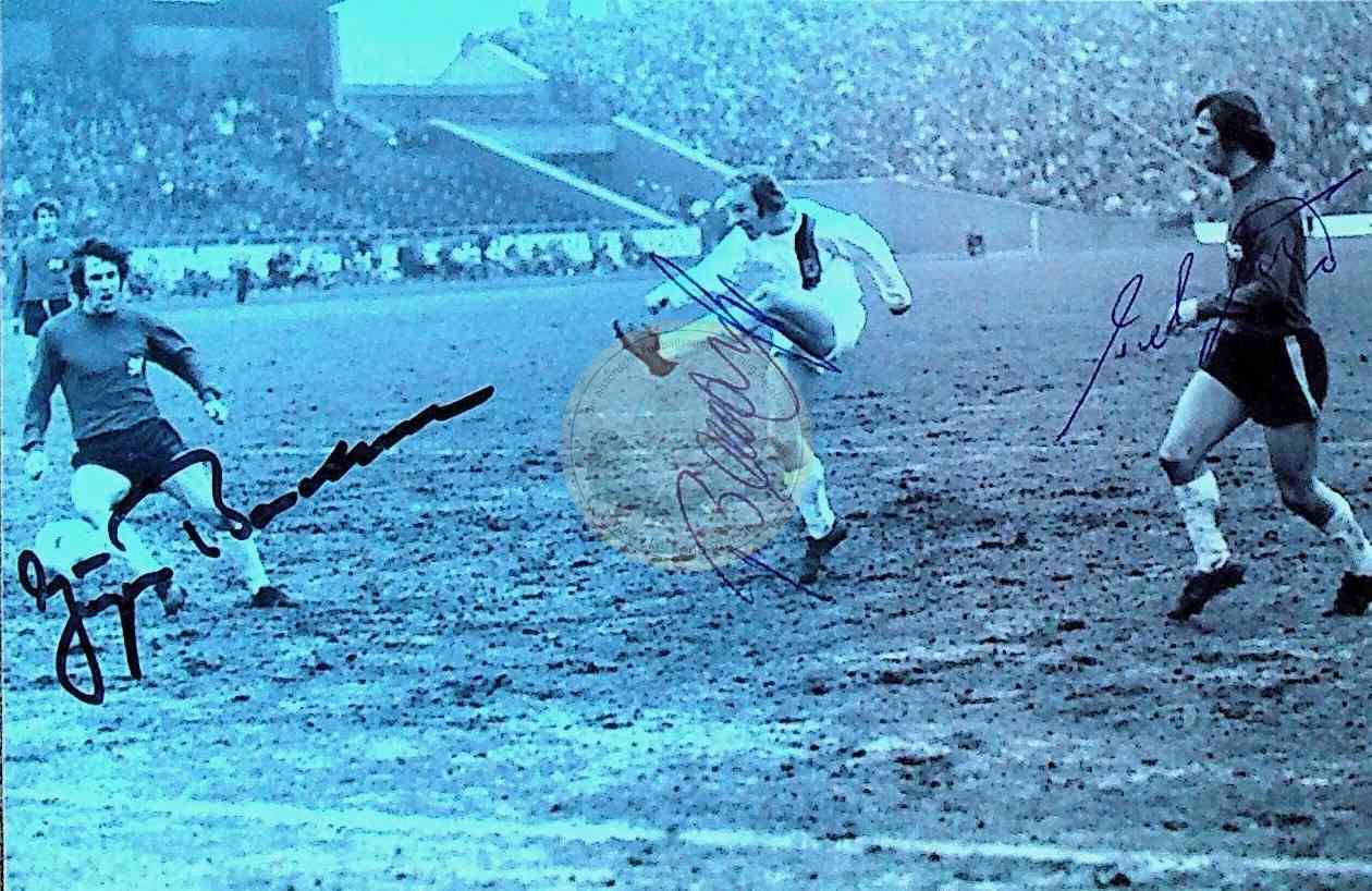 Foto aus dem Spiel Hannover gegen Gladbach 1973 mit original Autogrammen