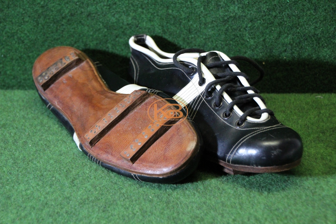 Alte flache schwarze Fußballschuhe mit genagelten Stegen vermutlich aus den frühen 1930ern. 