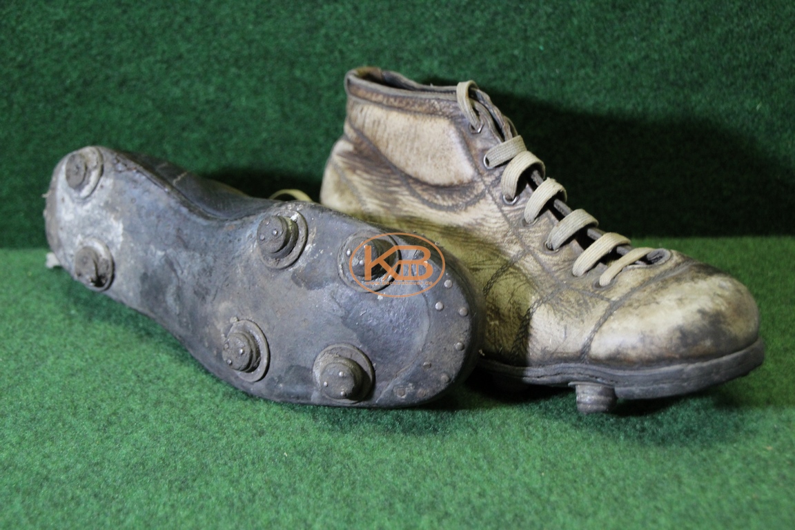 Alte hellbraune hohe Fußballschuhe mit genagelten Rundstollen und Stahlkappe vermutlich aus den frühen 1930ern. 