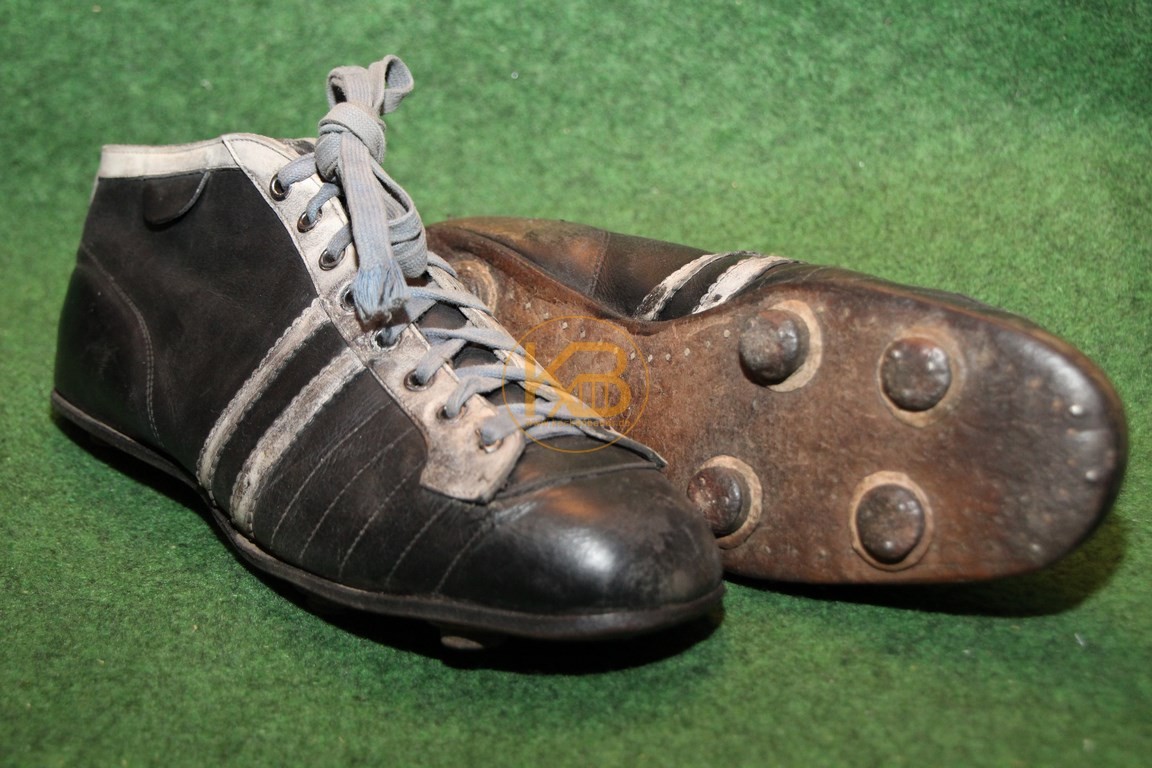 Alte schwarze hohe Fußballschuhe mit genagelten Rundstollen vermutlich aus den frühen 1930ern. 