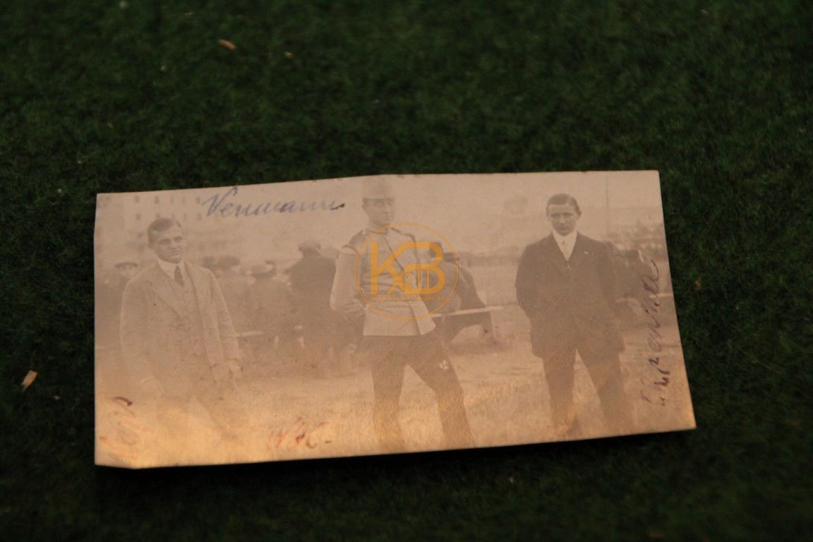 Original Foto von Zuschauern bei einem Fußballspiel in Wien aus dem Jahr 1913.