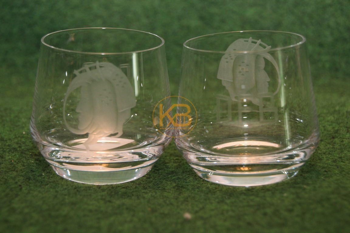 2 hochwertige Whiskeygläser aus Kristall mit dem eingravierten Profil eines römischen Soldaten und DFB Schriftzug aus dem Nachlass von Herbert Neuberger.