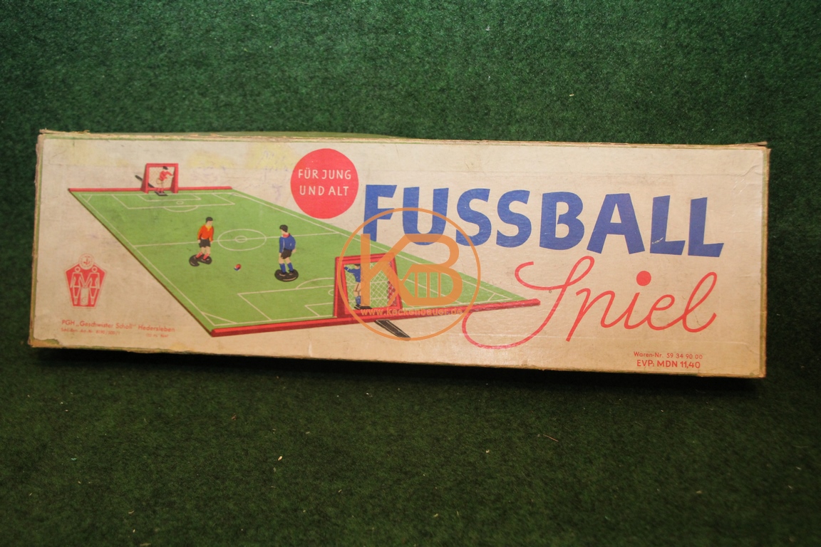 Fussball Spiel - für Jung und Alt von PGH Geschwister Scholl Hedersleben von 1967.