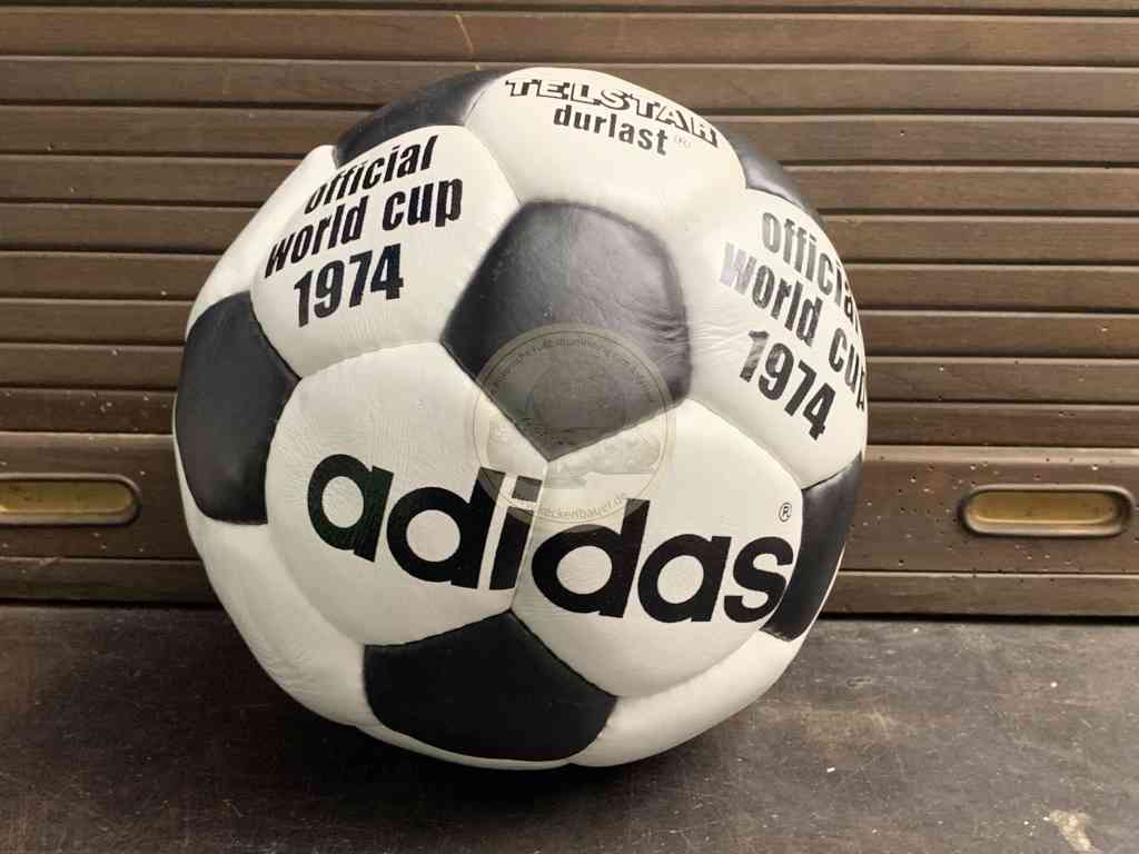 Replik des WM Finalballs von 1974