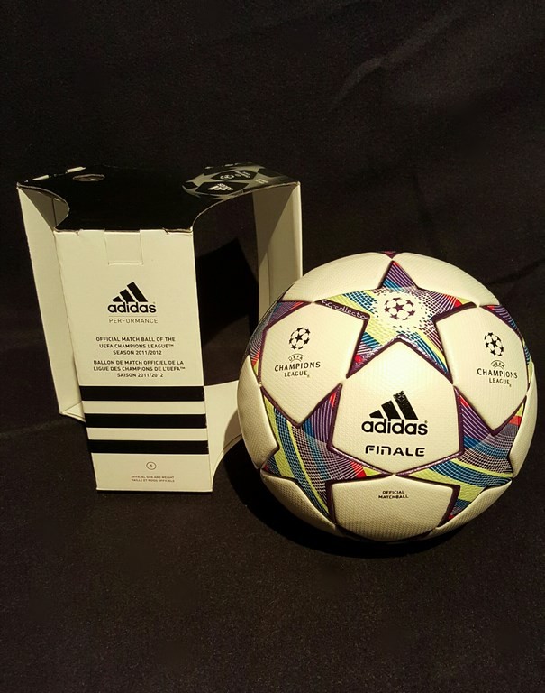 Der offizielle Spielball der ADIDAS Frauen Champions League Final Ball vom Finale 2011/12 in München mit Originalverpackung.