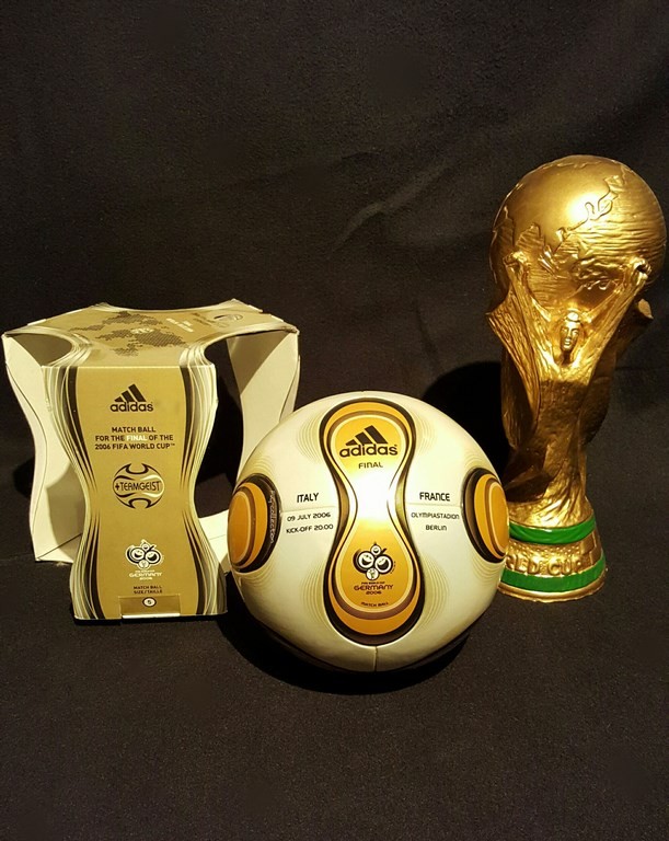 ADIDAS Teamgeist der offizielle Spielball von der WM 2006 in Deutschland mit Originalverpackung hier in der Finalspielvariante und Pokalreplique.