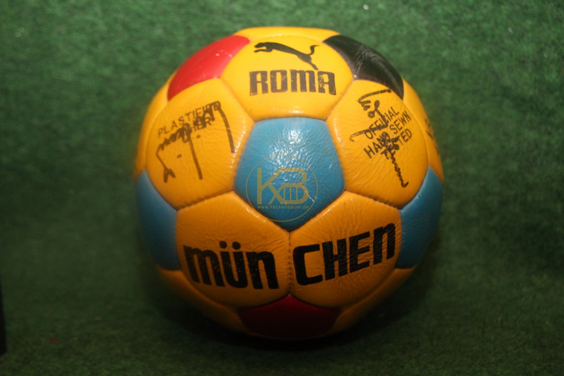 Alter Puma Lederball Roma München mit dem original Autogrammen vom FC Bayern aus den 1970er Jahren